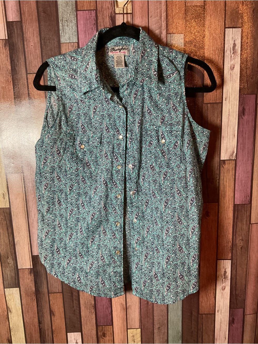 Women’s Wrangler Rancher Aqua with Navy Paisley Pearl Snap Shirt Size Medium EUC